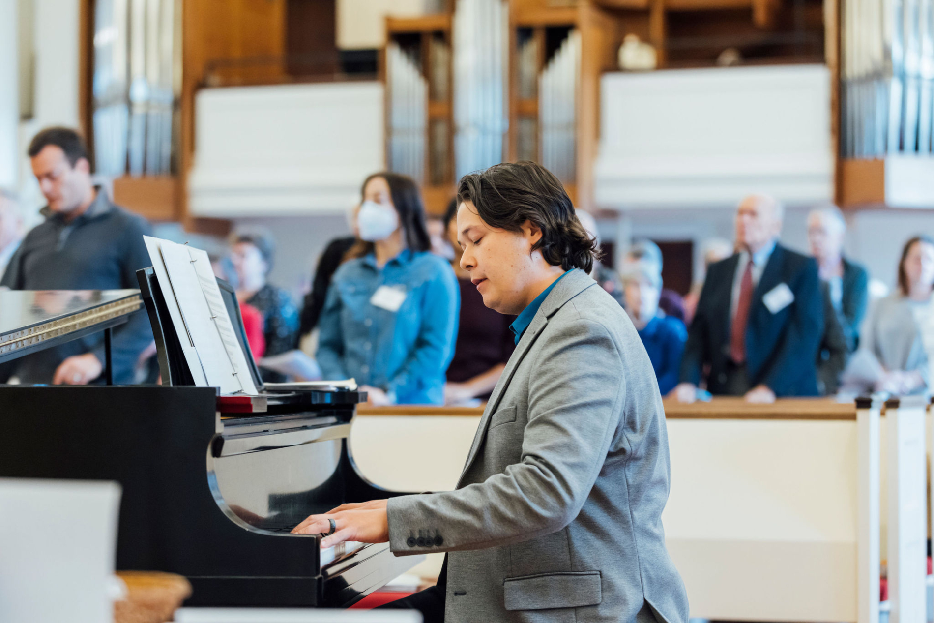 Pianist plays hymn