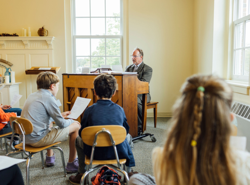 Children sing with piano